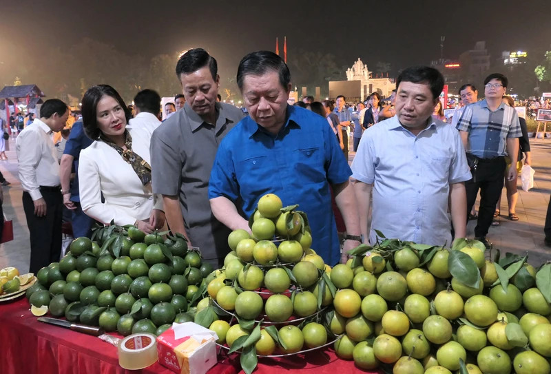 Secretary of the PCC and Head of the PCC’s Commission for Communications and Education Nguyen Trong Nghia visits the pavilions.