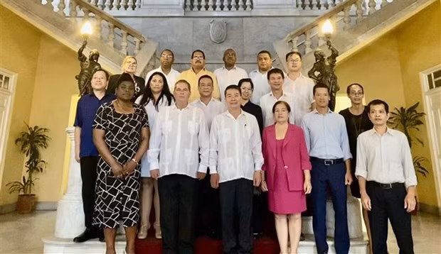 Vietnamese Ambassador to Cuba Le Thanh Tung and local leaders in a group photo. (Photo: VNA)