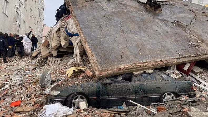 People search through rubble following an earthquake in Diyarbakir, Turkey. (Photo: Reuters)