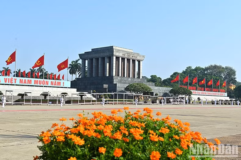 Vietnamese people are forever grateful to the great President Ho Chi Minh. Vietnamese people are forever grateful to the great President Ho Chi Minh.