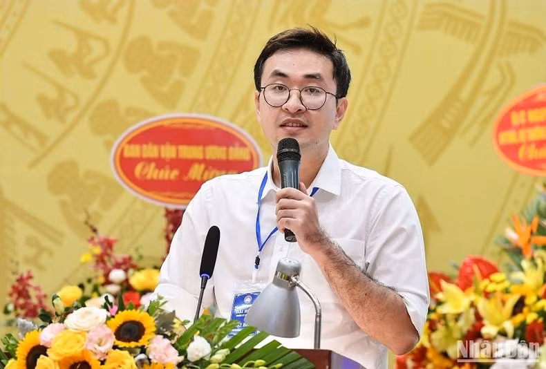 Le Hoang Thach, Director of WeWe Technology Co., Ltd, delivers a presentation on audiobooks at the Congress. (Photo: THANH DAT)