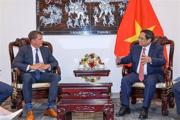 At the meeting between Prime Minister Pham Minh Chinh and Tim Hughes, Senior Vice President for Global Business and Government Affairs at SpaceX. (Photo: VNA)
