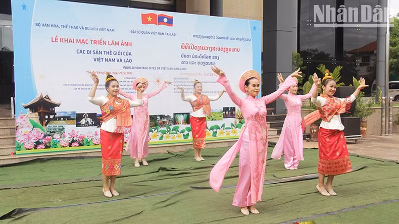 An art performance at the opening ceremony for the exhibition. (Photo: NDO)