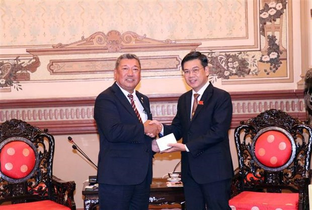 Vice Chairman of the People’s Council of Ho Chi Minh City Nguyen Van Dung (R) receives Chairman Wada Kenji of the Friendship Parliamentarians’ Association of Japan’s Osaka prefecture (Photo: VNA)
