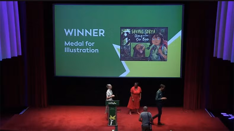 The image of the comic at the announcement ceremony of the Yoto Carnegie Medal for Illustration. (Photo courtesy of Kim Dong Publishing House)
