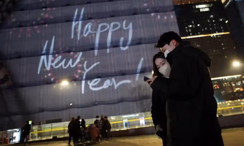 Young people are waiting to immerse themselves in a New Year's party in the centre of Seoul. (Photo: Reuters)