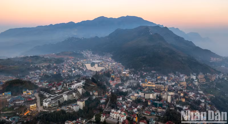 In addition to conquering the “Roof of Indochina”, visitors can also visit Sa Pa Town during the New Year holidays. Recently, international travel magazine Condé Nast Traveler voted the 50 most beautiful small towns in the world, including Vietnam's Sa Pa.