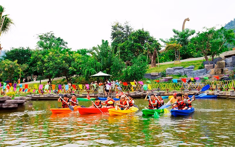 Tourists join a kayaking tour in Da Nang.