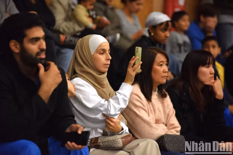 The combination of lion and dragon dances with the martial arts practice of traditional Vietnamese martial arts sects, which have been developed for decades in France and many other European countries, will further contribute to promoting Vietnamese folk performing arts form to international friends. The combination of lion and dragon dances with the martial arts practice of traditional Vietnamese martial arts sects, which have been developed for decades in France and many other European countries, will further contribute to promoting Vietnamese folk performing arts form to international friends.