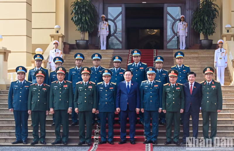 NA Chairman Vuong Dinh Hue, Minister of Defence Phan Van Giang and leaders of the ADAF. NA Chairman Vuong Dinh Hue, Minister of Defence Phan Van Giang and leaders of the ADAF.