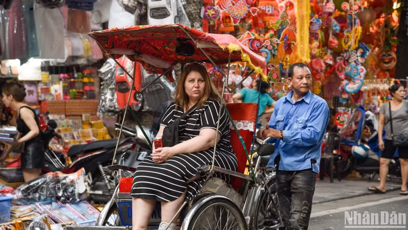 Foreign visitors are also quite curious and surprised by the brilliant scenery of the streets. Sitting on a cyclo or walking around the old streets of Hanoi is always an unforgettable experience.