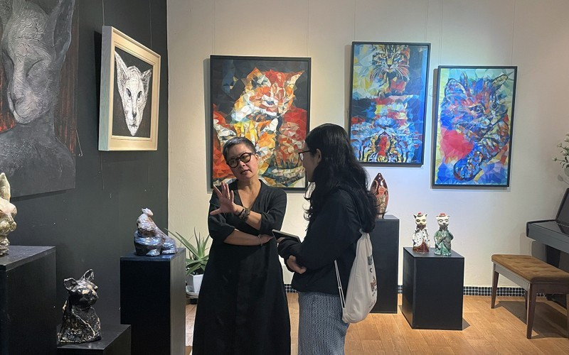 Painter Truong Thuy Anh at the exhibition "Mieu".