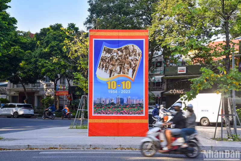 The large posters are placed at crowded intersections, attracting all eyes. The large posters are placed at crowded intersections, attracting all eyes.