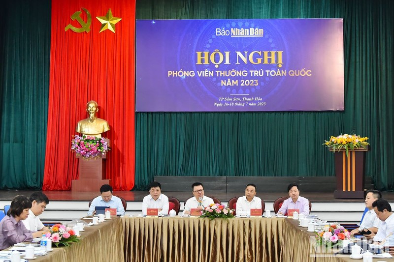 Member of Party Central Committee (PCC) and Editor-in-chief of Nhan Dan Newspaper Le Quoc Minh, also Deputy Head of the PCC’s Commission for Communications and Education and Chairman of Vietnam Journalists’ Association, along with Nhan Dan Newspaper’s Deputy Editors-in-chief and leaders of Resident Correspondents’ Department, chair the conference.