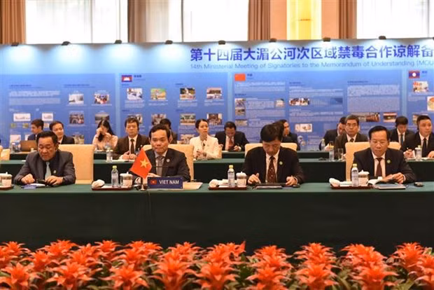 Deputy Prime Minister Tran Luu Quang (second from left) attends the 14th ministerial meeting of the signatories to the Memorandum of Understanding (MoU) on Drug Control in the Greater Mekong Sub-region held in Beijing on September 6. (Photo: VNA)