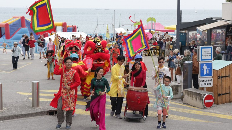 A procession parade through the streets of the coastal city of Larmor-Plage.