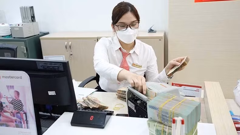 According to experts, there is still a huge gap between lending rates and deposit rates-operating rates. (Illustration image: HONG ANH)