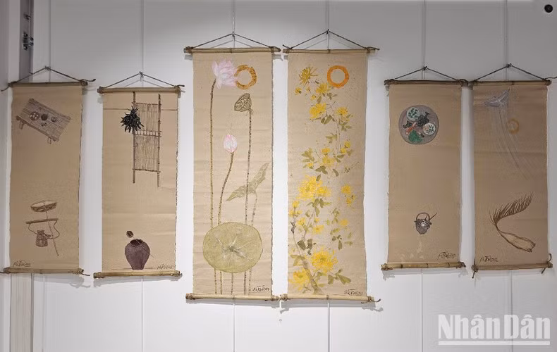 "Do" paper, a traditional material of Vietnamese people, is promoted to French people. (Photo: Khai Hoan)