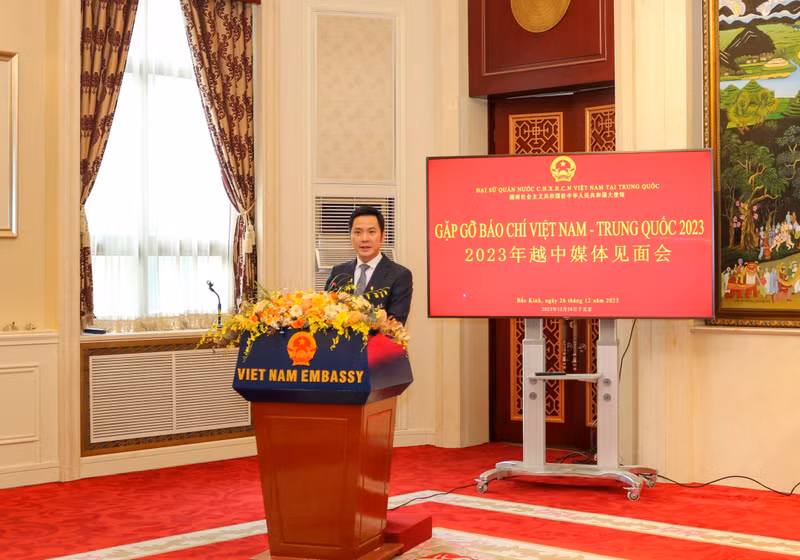 Minister of the Vietnamese Embassy in China Ninh Thanh Cong speaks at the meeting. (Photo: VNA)