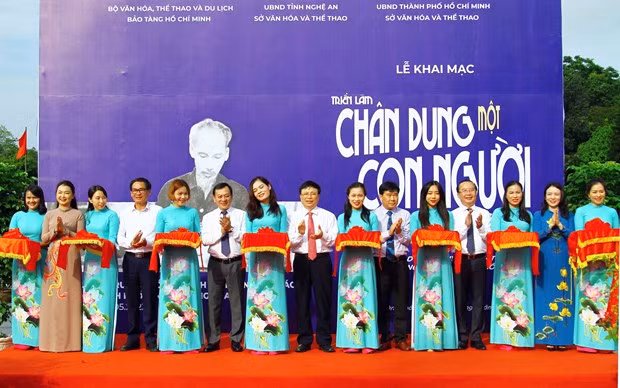 The ribbon cutting ceremony for the opening of the exhibition. (Photo: hanoimoi.com.vn)