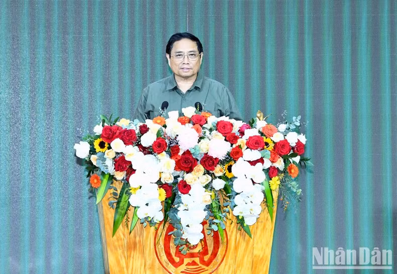 PM Pham Minh Chinh speaks at the meeting with a number of ministries, agencies, and leaders of Kon Tom Province on the plan for the development of Mang Den Town.