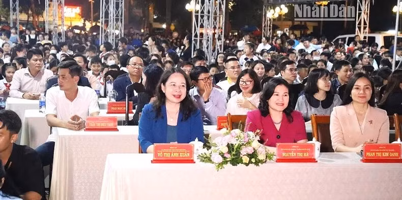 Vice President Vo Thi Anh Xuan and other delegates attend the festival.