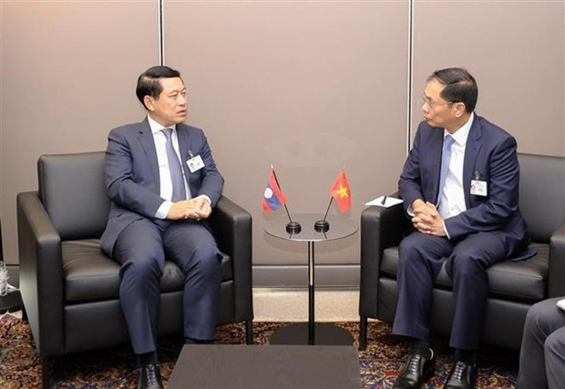 Vietnamese Minister of Foreign Affairs Bui Thanh Son (R) meets with Lao Deputy PM and Foreign Minister Saleumxay Kommasith in New York on September 20. (Photo: VNA)