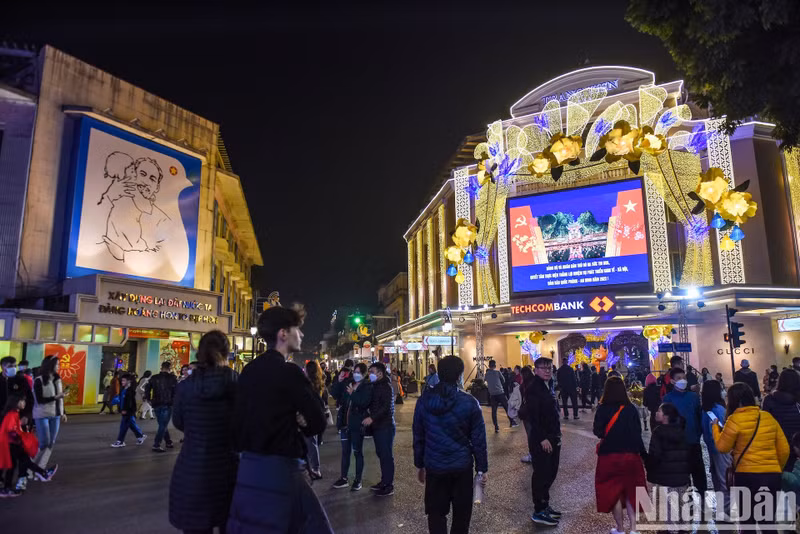 People gather in front of Trang Tien Plaza on Trang Tien Street, Hanoi, on Lunar New Year’s Eve. (Photo: Thanh Dat)