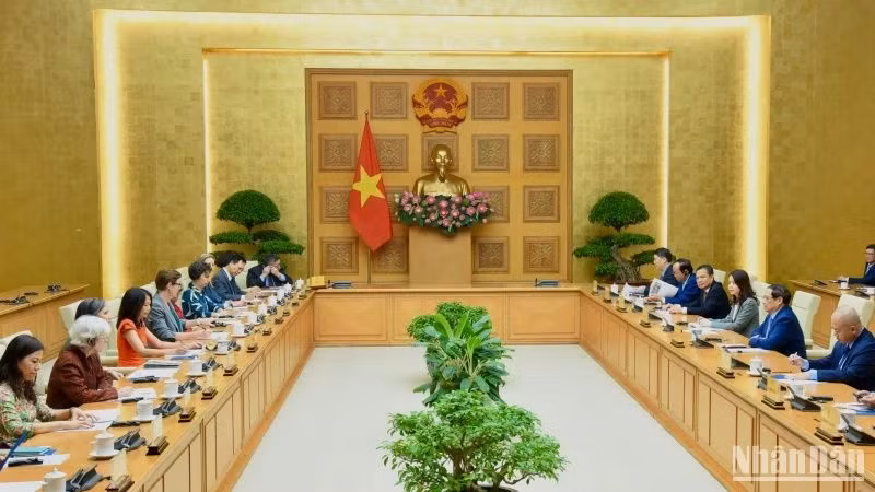 The meeting between PM Pham Minh Chinh, UN Resident Coordinator Pauline Tamesis and representatives of UN organisations in Vietnam in Hanoi on October 24 (Photo: NDO) 