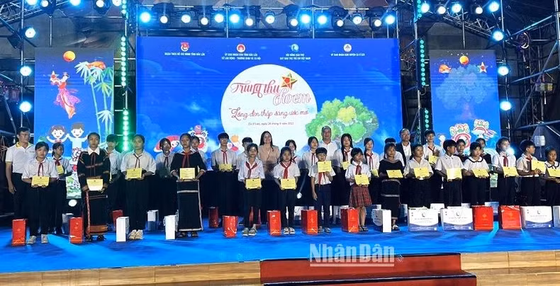 Outstanding children receive scholarships.