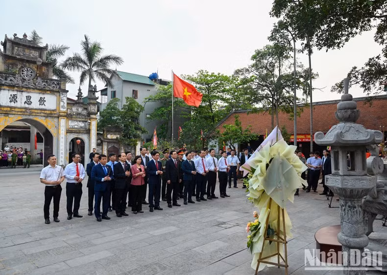 NA Chairman Vuong Dinh Hue, leaders of Bac Ninh Province and other delegates offered incense and flowers at the Kinh Duong Vuong’s Tomb Historical and Cultural Relic Site.