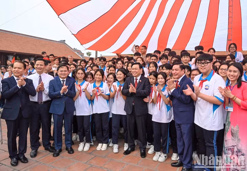NA Chairman Vuong Dinh Hue and students in Thuan Thanh District at the Dong Ho Folk Painting Conservation Centre.