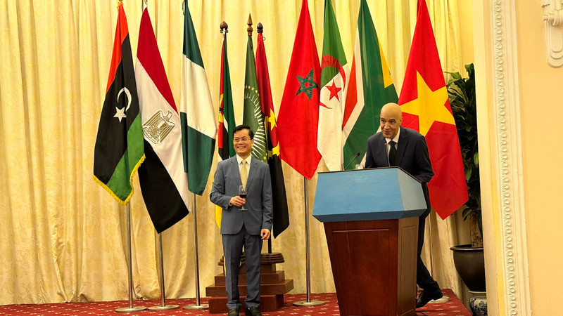 Deputy Minister Ha Kim Ngoc (left) and Moroccan Ambassador to Vietnam Jamale Chouaibi at the celebration of the Africa Day in Hanoi on May 25. (Photo: KIM LINH) 