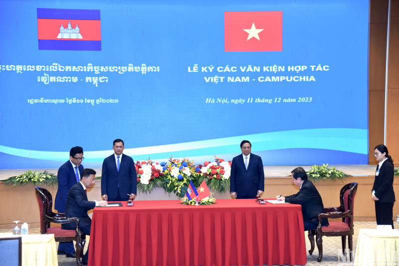 Prime Minister Pham Minh Chinh and his Cambodian counterpart Samdech Moha Bovor Thipadei Hun Manet witness the signing of cooperation deals in the fields of science, technology and innovation.
