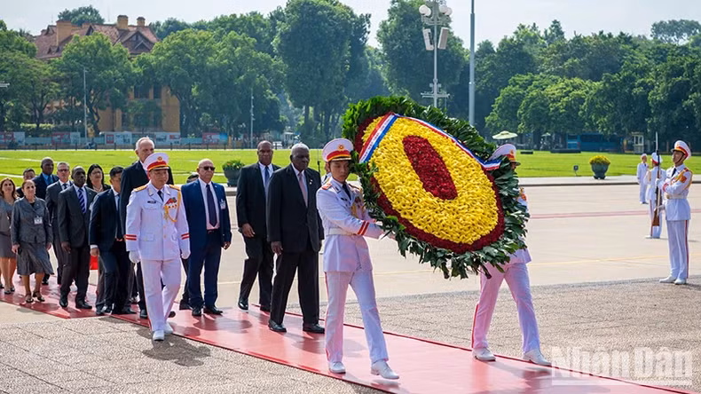 On the same morning, President of the National Assembly of People's Power of Cuba Esteban Lazo Hernandez and delegates lay wreaths in tribute to President Ho Chi Minh at this mausoleum.