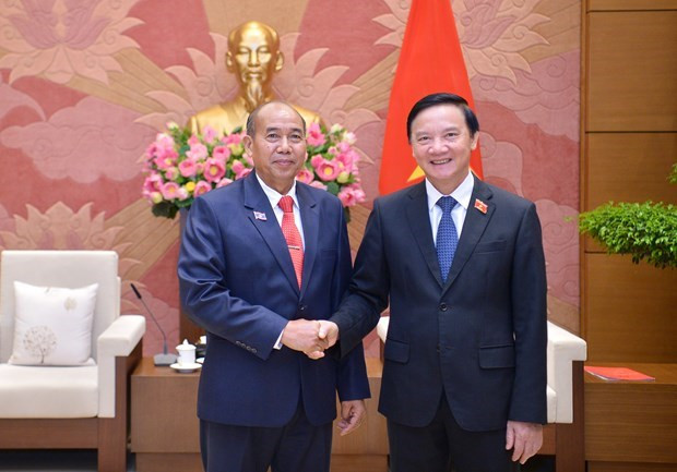 Vice Chairman of the Vietnamese National Assembly (NA) Nguyen Khac Dinh (R) and Chairman of the Lao NA’s Ethnic Affairs Committee Khamchanh Sotapaserth. (Photo: quochoi.vn)