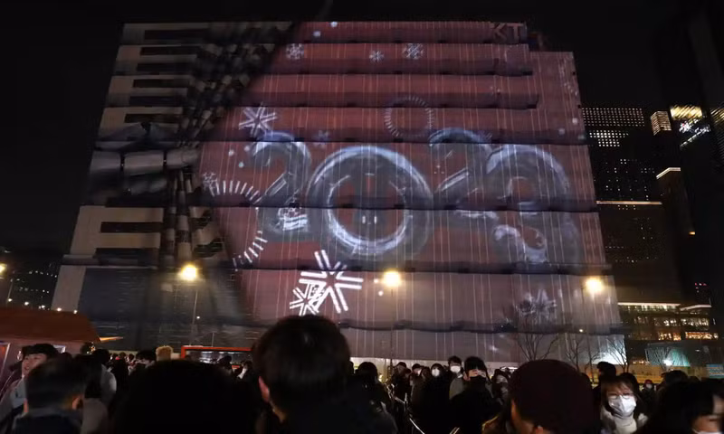 Gwanghwamun Square is bustling on New Year's Eve. (Photo: Chung Sung-Jun/Getty Images)