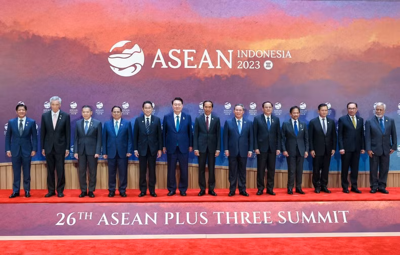 Leaders pose for a group photo at the 26th ASEAN Plus Three Summit in Jakarta, Indonesia, on September 6. (Photo: Nhat Bac)