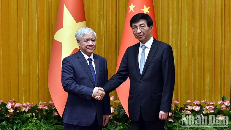 President of the VFF Central Committee Do Van Chien (L) meets with Chairman of the CPPCC National Committee Wang Huning in Beijing on July 20. (Photo: NDO)