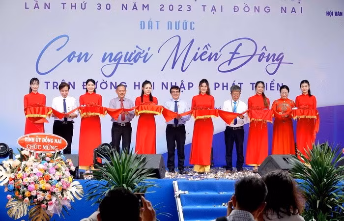 The ribbon-cutting ceremony for the opening of the festival.