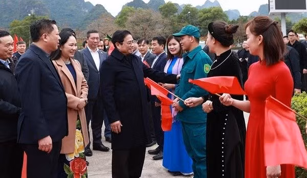 Prime Minister Pham Minh Chinh meets with workers, trade union members and ethnic minority community in Ta Lung town of Quang Hoa district. (Photo: VNA) 