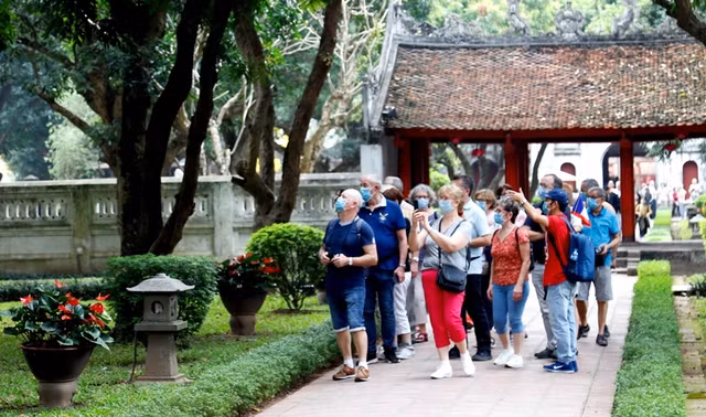 Foreign visitors to Van Mieu - Quoc Tu Giam (Temple of Literature). (Photo: VGP)