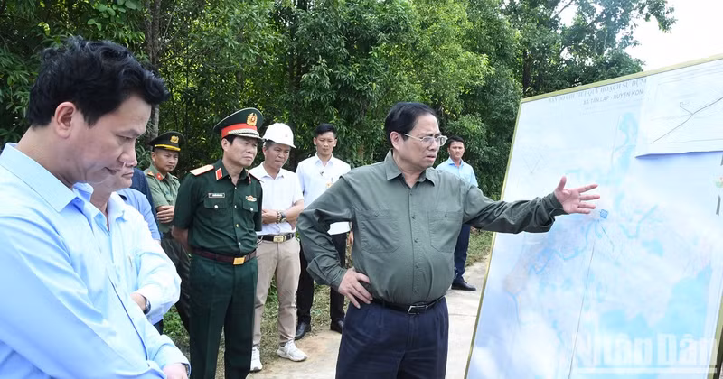 PM Pham Minh Chinh inspects the plan for the development of wind power projects in Tan Lap Commune, Kon Ray District, Kon Tum Province.