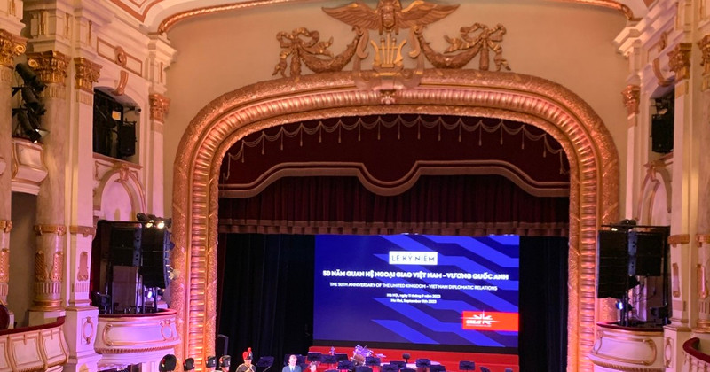 An overview of the ceremony.