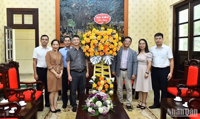 The delegation of Department B01 under the Ministry of Public Security visits Nhan Dan Newspaper. (Photo: DANG KHOA)