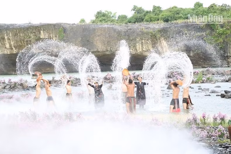 Although it is the first time, the art brocade fashion show of the ethnic minority groups in Dak Lak Province gave many attractive performances.