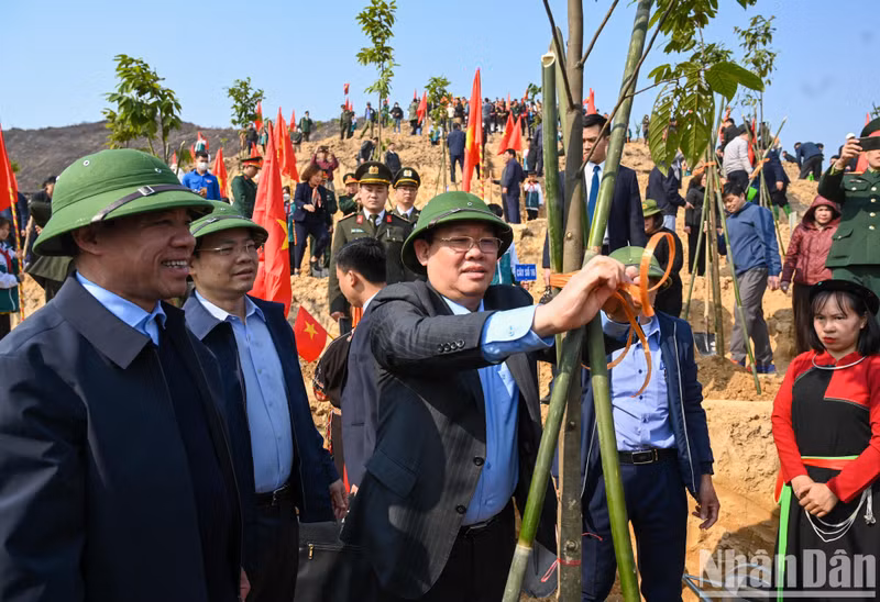 NA Chairman Vuong Dinh Hue and other delegates plant trees at the launch ceremony.