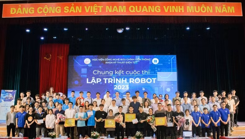 The jury, delegates, teachers and students participate in the contest.