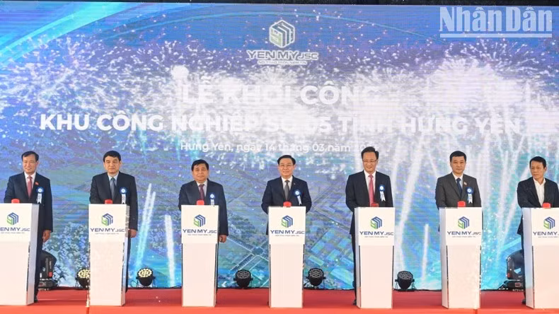 NA Chairman Hue (middle) presses the button to launch the construction of Hung Yen's Industrial Park No.5 (Photo: NDO) NA Chairman Hue (middle) presses the button to launch the construction of Hung Yen's Industrial Park No.5 (Photo: NDO)