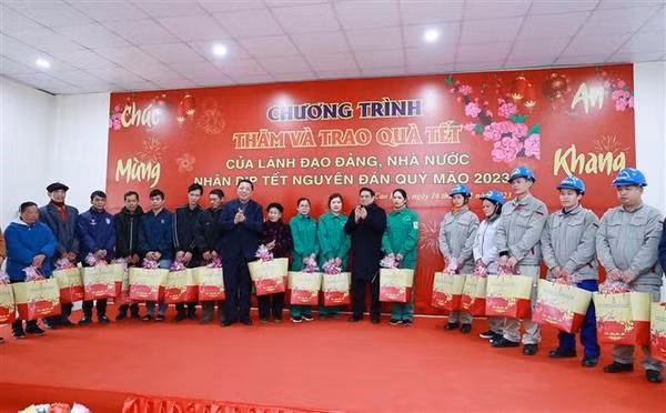 PM Pham Minh Chinh presents Tet gifts to policy beneficiary families, people who rendered services to the nation, poor households as well as needy members of trade unions in Ta Lung town of Quang Hoa district. (Photo: VNA) PM Pham Minh Chinh presents Tet gifts to policy beneficiary families, people who rendered services to the nation, poor households as well as needy members of trade unions in Ta Lung town of Quang Hoa district. (Photo: VNA)
